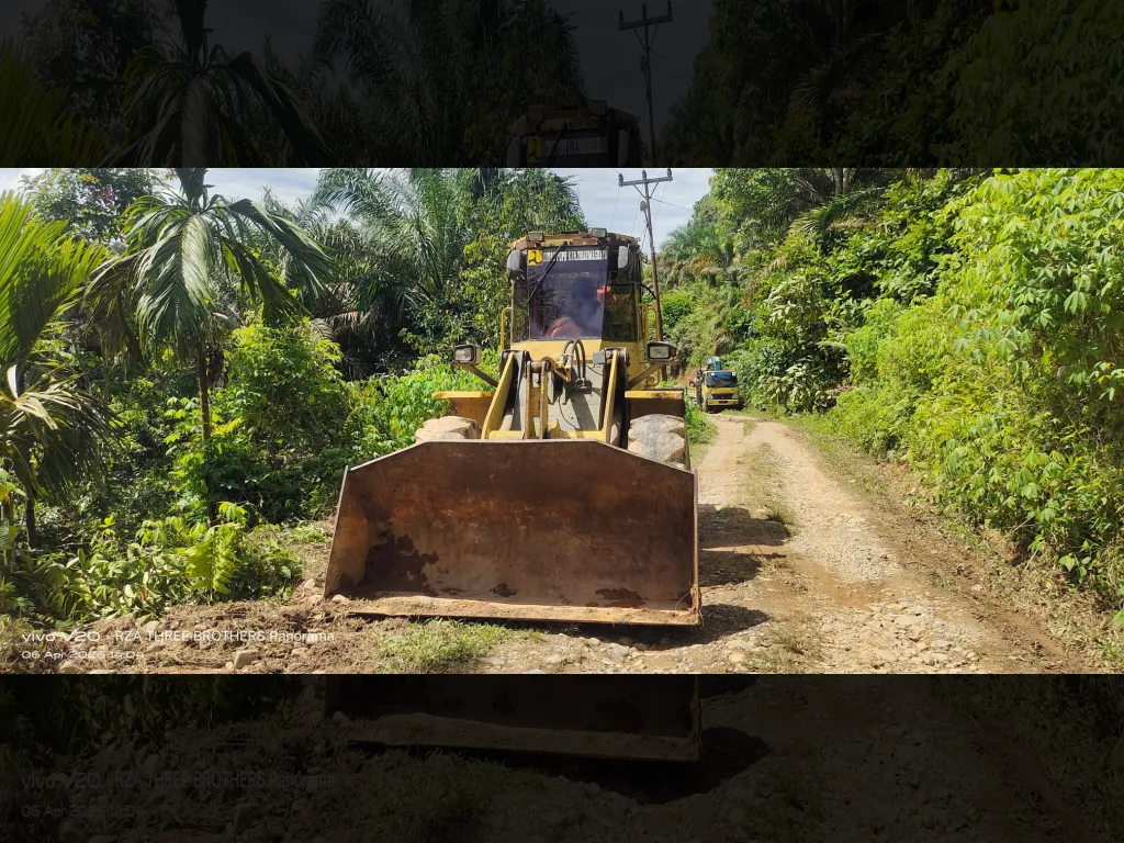 Dampak bencana ditanggulangni dengan alat berat